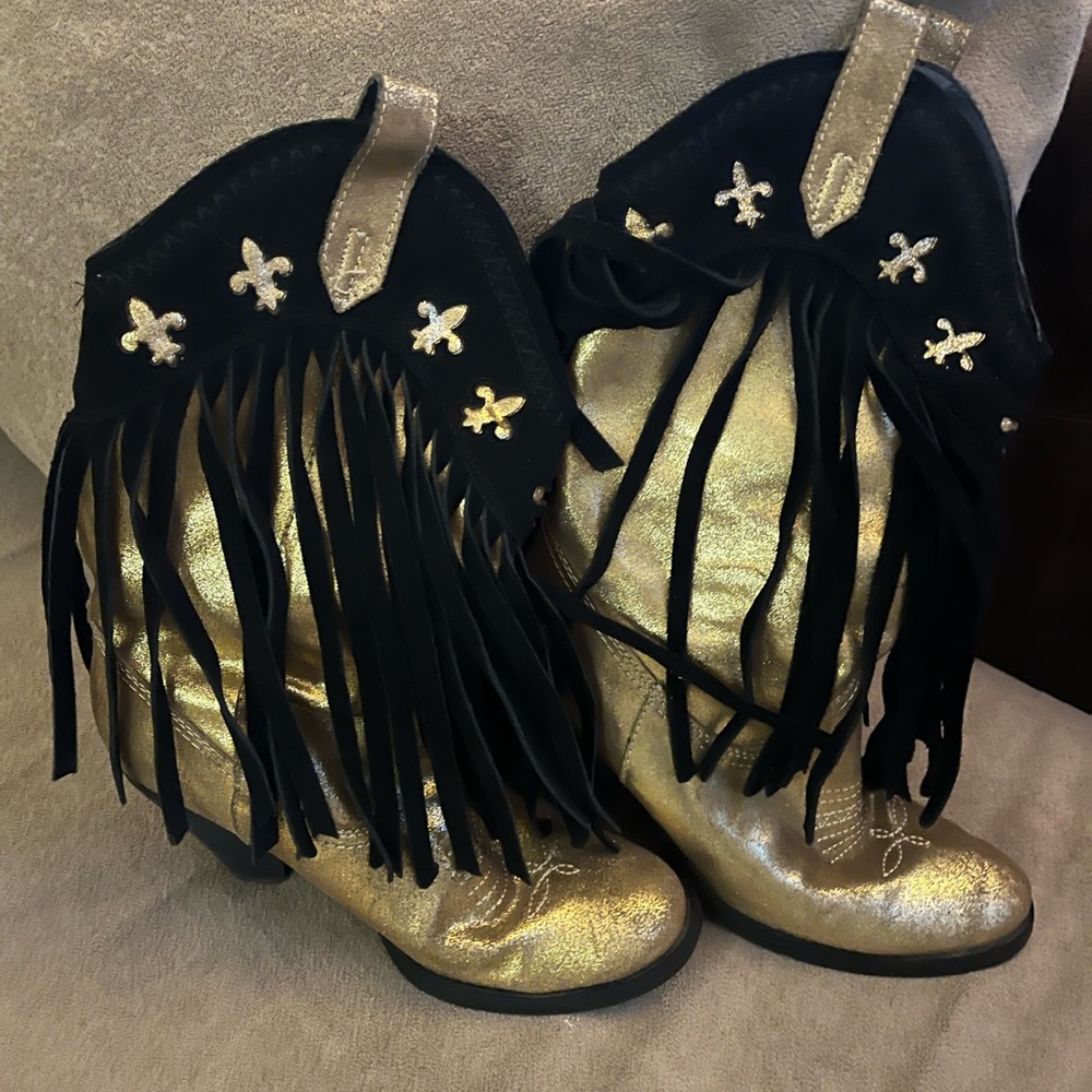 Very volatile size 7 boots